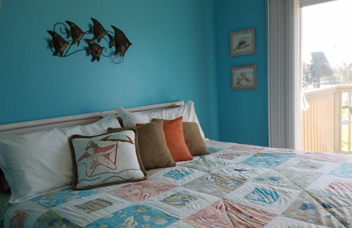Chandler Park House | Cozy and clean townhome steps from the beach