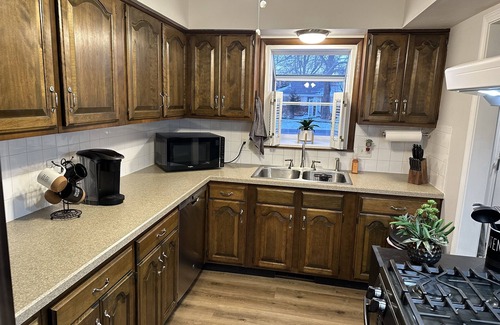 Republic House | Cozy and Comfortable home with easy access to Hwy 60 and Springfield!