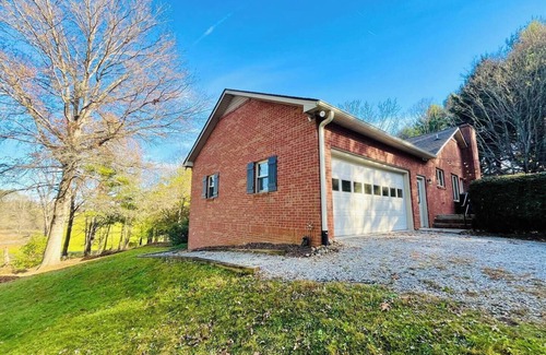 Blacksburg House | Cozy and Convenient 4-Bedroom Family Home