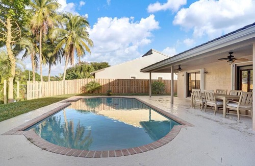 Plantation Apartment | Cozy and Family Friendly 4BR House w a pool