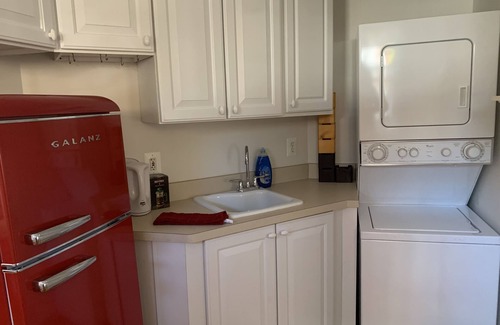 Seminary Hill Apartment | Cozy and fresh one-bedroom, 10 minutes from Old Town Alexandria