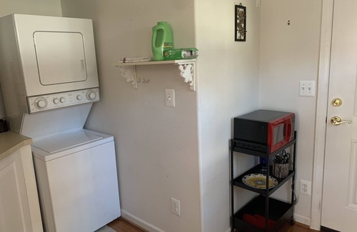 Seminary Hill Apartment | Cozy and fresh one-bedroom, 10 minutes from Old Town Alexandria