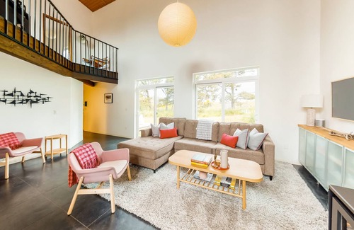 Surf Pines House | Cozy and Modern Family-Friendly Home with Hot Tub - Walk to the Beach
