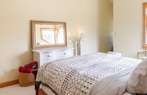 Elm Grove House | Cozy and peaceful stay minutes from Milwaukee