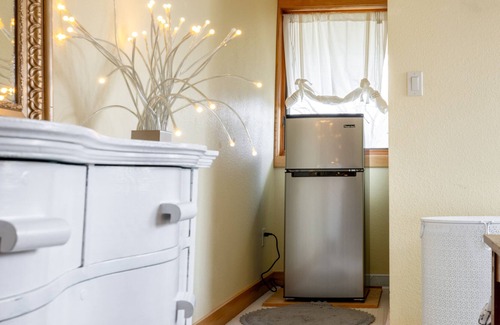 Elm Grove House | Cozy and peaceful stay minutes from Milwaukee