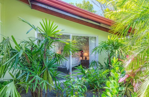 Nosara House | Cozy and private jungle oasis 7 minute walk to beach!