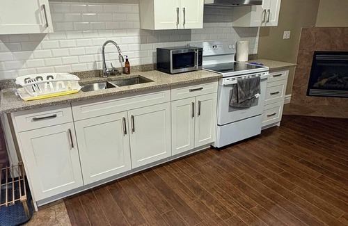 Woodslee House | Cozy and quiet room close to riverside.