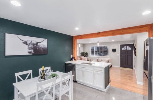 Berkley Apartment | Cozy and Sophisticated 3 bedroom