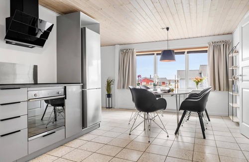 Lakolk House | Cozy and spacious cottage near the beach.