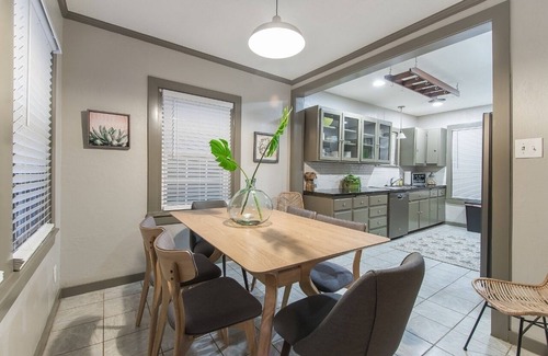 College Station House | Cozy and stylish home 2 blocks from Texas A&M University