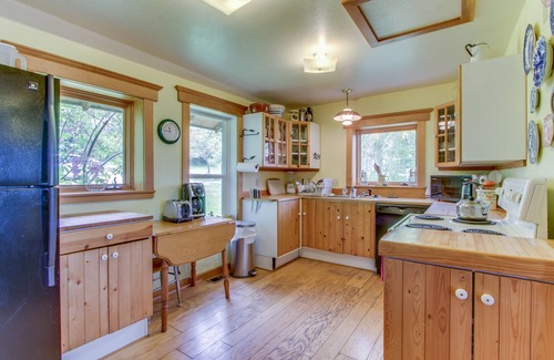 Sandpoint Cabin | Cozy and Warm Lakefront Home with Great Views, Large Deck, Free WiFi, and Dock