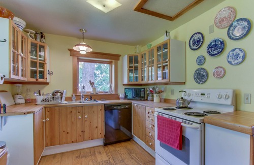 Sandpoint Cabin | Cozy and Warm Lakefront Home with Great Views, Large Deck, Free WiFi, and Dock