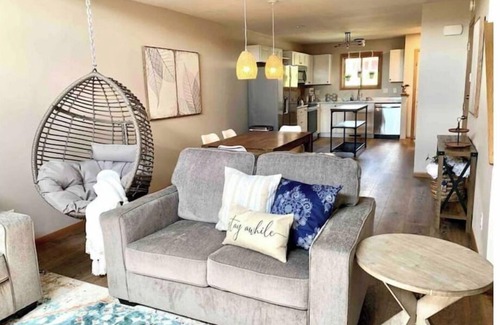 Wisconsin Dells House | Cozy and welcoming Waterfront Boho Retreat -Central location