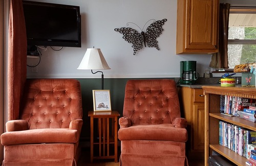 Pickerel Cottage | Cozy and welcoming 1 bedroom cottage on Pickerel Lake. Sleeps 4.