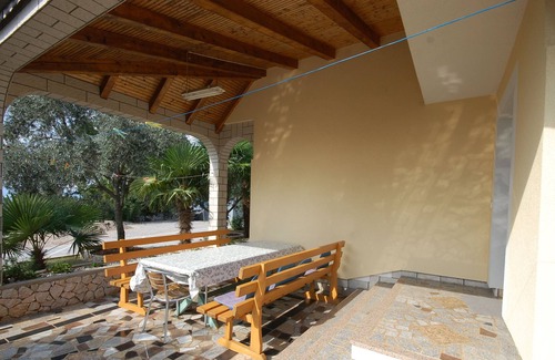 Njivice Apartment | Cozy Ap. DIVNA for 8-10 persons