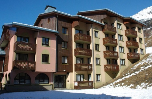 Val Cenis Apartment | Cozy apartment for 7 in Val Cenis Lanslebourg, 300m from slopes, balcony, and close to amenities