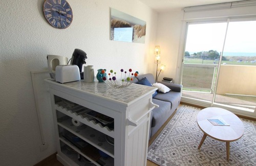 Donville-les-Bains Apartment | Cozy apartment with balcony, sea view, Internet and parking in Donville-les-Bains