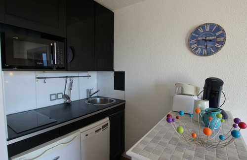 Donville-les-Bains Apartment | Cozy apartment with balcony, sea view, Internet and parking in Donville-les-Bains