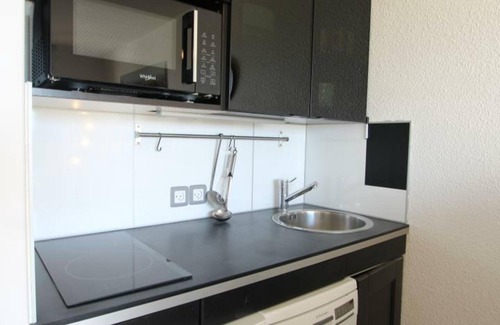 Donville-les-Bains Apartment | Cozy apartment with balcony, sea view, Internet and parking in Donville-les-Bains