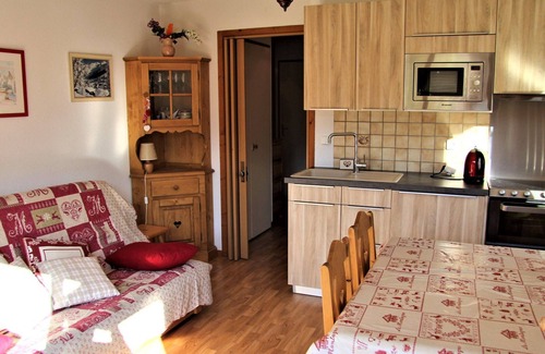 Saint-Jean-de-Sixt Apartment | Cozy Apartment: WiFi, Private Garage, Near Ski Resorts, Balcony with Mountain Views