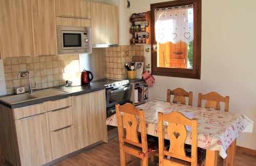 Saint-Jean-de-Sixt Apartment | Cozy Apartment: WiFi, Private Garage, Near Ski Resorts, Balcony with Mountain Views