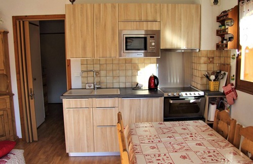 Saint-Jean-de-Sixt Apartment | Cozy Apartment: WiFi, Private Garage, Near Ski Resorts, Balcony with Mountain Views