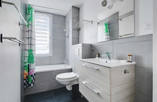 Suresnes Apartment | Cozy Apartment 2Bdr-4P - in the Heart of Suresnes