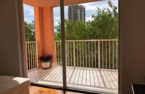Aventura Apartment | Cozy apartment 5 min from the beach, Gulfstream and Aventura Mall.