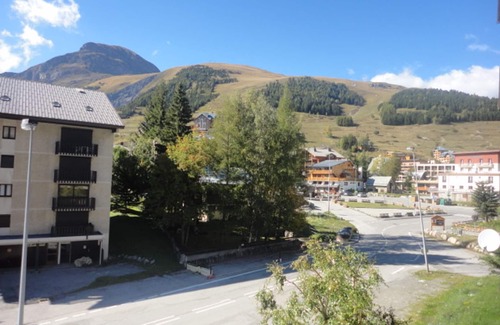 Les Deux Alpes Apartment | Cozy apartment at the foot of the slopes with balcony and equipped kitchen