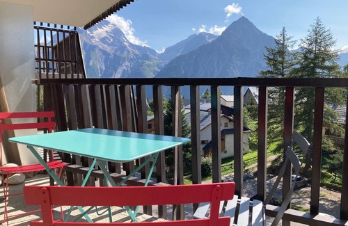 Les Deux Alpes Apartment | Cozy apartment at the foot of the slopes with balcony and equipped kitchen
