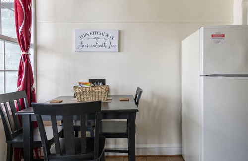 Brightwood Park Apartment | Cozy Apartment at Washington DC! Sun Filled & Comfortable!