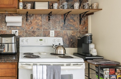 Brightwood Park Apartment | Cozy Apartment at Washington DC! Sun Filled & Comfortable!