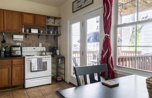 Brightwood Park Apartment | Cozy Apartment at Washington DC! Sun Filled & Comfortable!