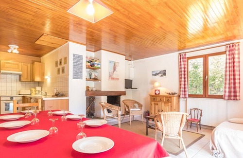 Saint-Chaffrey Apartment | Cozy apartment for 8, near slopes, fireplace