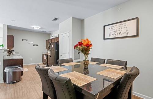 Union City Apartment | Cozy apartment in Comfy Stay by ATL Airport + Pool Access.