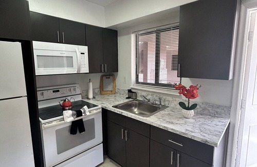 Little Ranches Apartment | Cozy apartment in Hollywood. Ideal Location Near Beach, Shops, and Highways