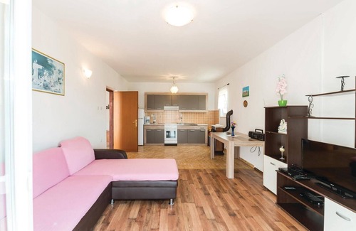 Kustici Apartment | Cozy apartment in Kustici with WiFi