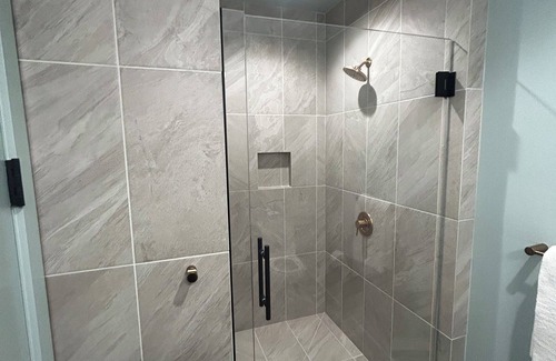 Carthay Circle Apartment | Cozy apartment in LA with WiFi, AC, fitness room sauna steam room sauna and pool
