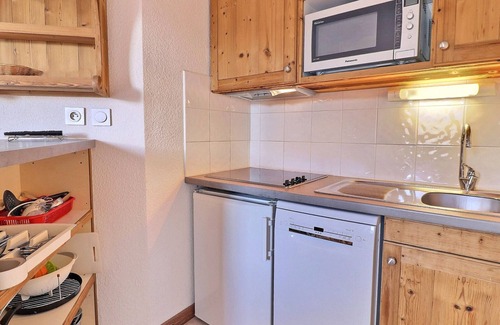 La Perriere Apartment | Cozy Apartment in La Tania, Ski-in/Ski-out, Sleeps 6, Balcony, Near Ski Lift