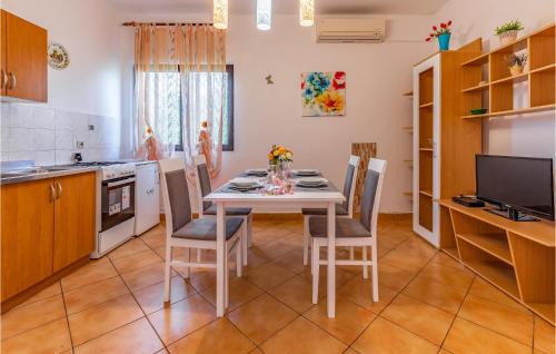 Liznjan Apartment | Cozy Apartment In Liznjan With Wifi
