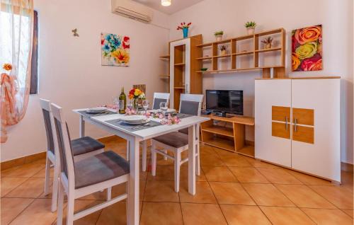 Liznjan Apartment | Cozy Apartment In Liznjan With Wifi