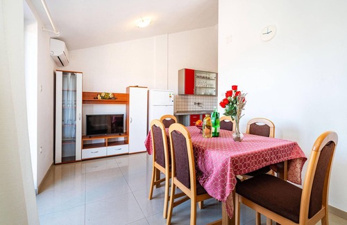 Nevidane Apartment | Cozy apartment in Nevidane with kitchen