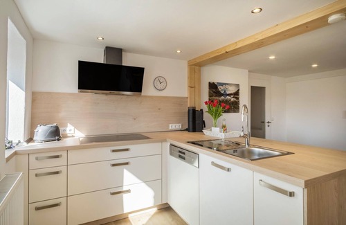 Grunkraut Apartment | Cozy Apartment 'Lochdomizil' with Mountain View, Garden & Wi-Fi