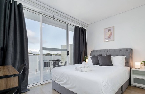 Belmont Apartment | Cozy Apartment Near City and Airport