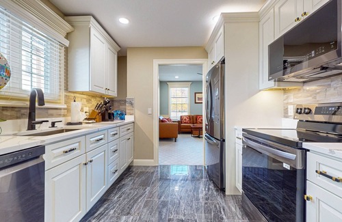 Holyoke Apartment | Cozy apartment near I91 & Holyoke Medical Center + wifi