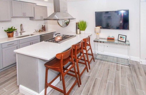 Roxbury House | Cozy Apartment | Near T