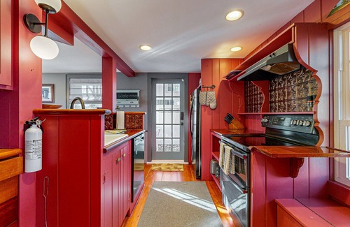 Wiscasset Apartment | Cozy apartment near the river: walk to town & local attractions