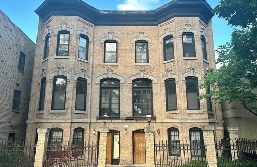 Park West Apartment | Cozy apartment near zoo, DePaul, Oz Park and much more!
