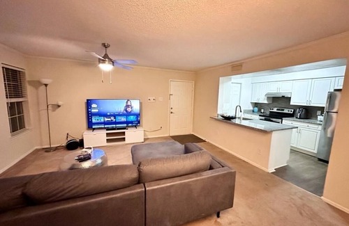 Fairfax Apartment | Cozy apartment next to Fairfax Corner & close to GMU!