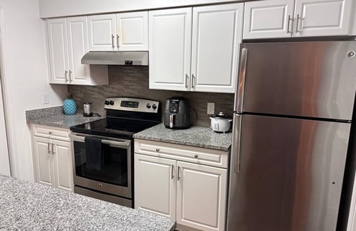 Fairfax Apartment | Cozy apartment next to Fairfax Corner & close to GMU!